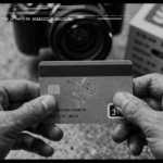 Uma mão segurando um cartão de credito